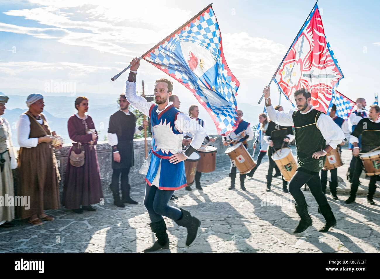 Fahnenträger während der jährlichen mittelalterlichen Tage Festival in der Altstadt von San Marino Die Republik San Marino statt. Stockfoto