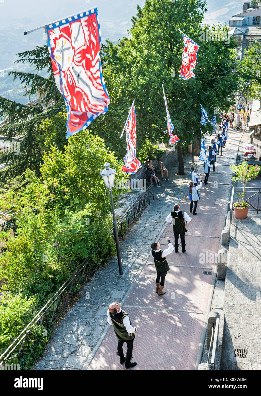Fahnenträger der Durchführung einer Flagge werfen Demonstration während der jährlichen mittelalterlichen Tage Festival in San Marino. Stockfoto