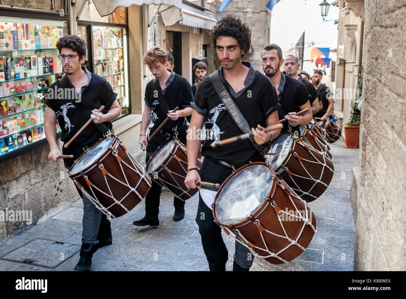 Trommler während der jährlichen mittelalterlichen Tage Festival in der Altstadt von San Marino Die Republik San Marino statt. Stockfoto