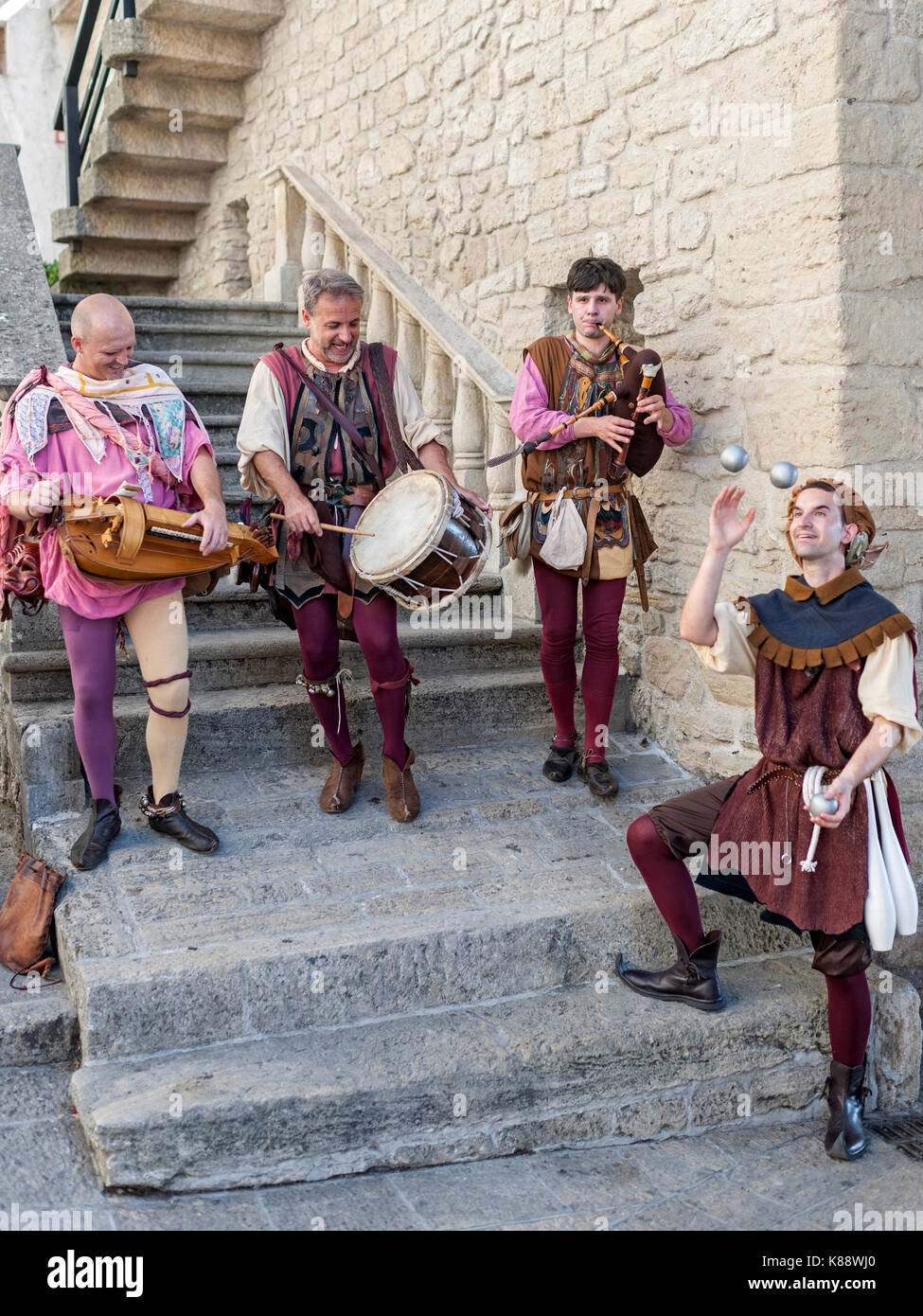 San Marinis gekleidet und Durchführung im Zeitraum Outfits während der jährlichen mittelalterlichen Tage Festival in San Marino statt. Stockfoto