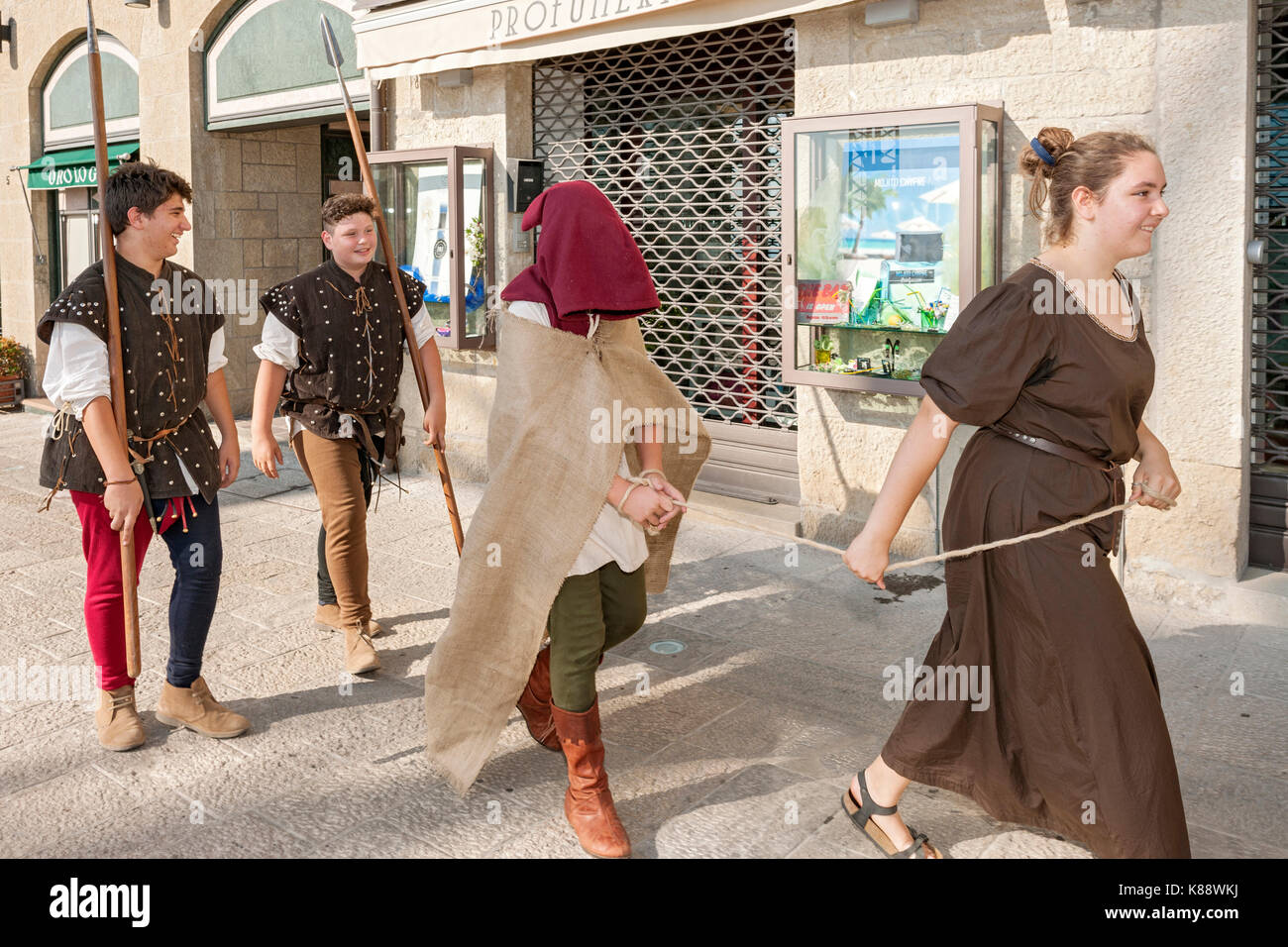 San Marinis gekleidet und Durchführung im Zeitraum Outfits während der jährlichen mittelalterlichen Tage Festival in San Marino statt. Stockfoto