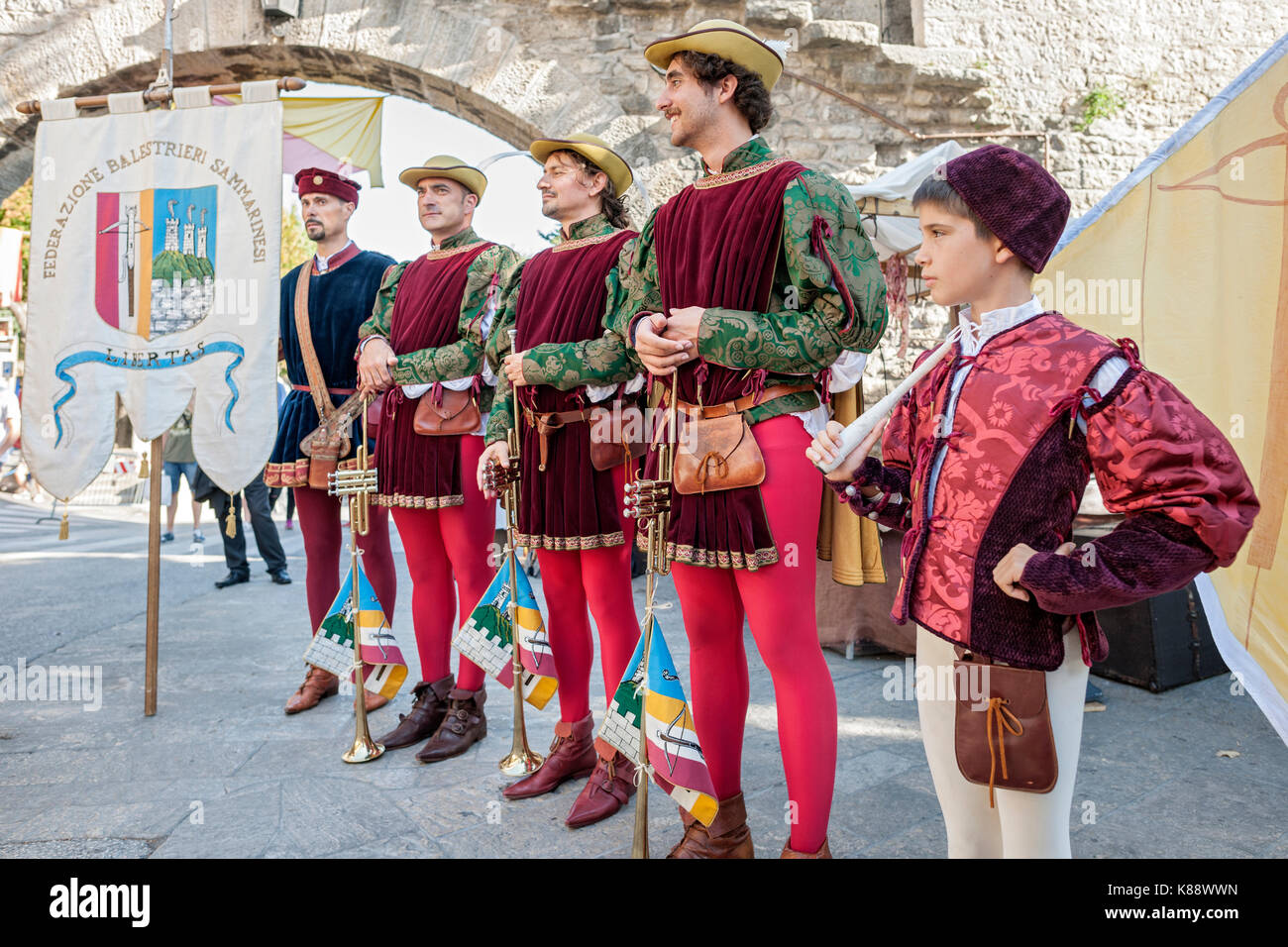 San Marinis gekleidet und Durchführung im Zeitraum Outfits während der jährlichen mittelalterlichen Tage Festival in San Marino statt. Stockfoto