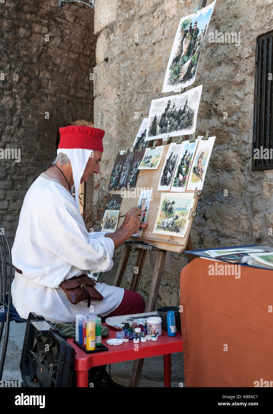 Maler in Mittelalterliche Kleidung für den jährlichen mittelalterlichen Tage Festivals in der Altstadt von San Marino Die Republik San Marino. Stockfoto
