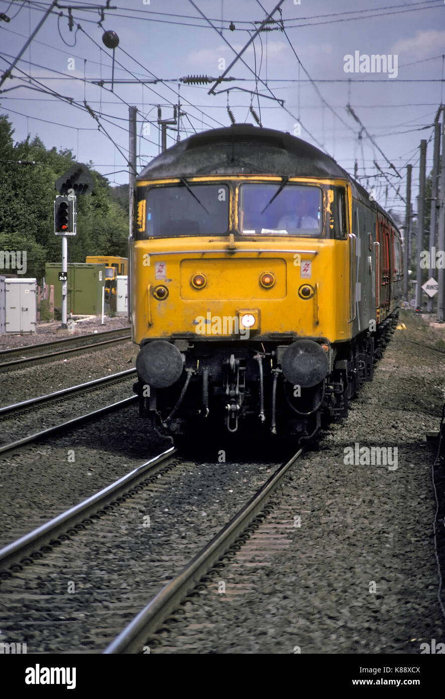 Class 47 Lokomotive approahes Durham mit einem e-Zug in den 90er Jahren Stockfoto
