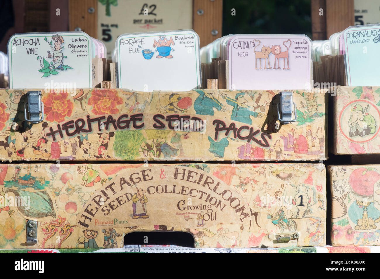 Schachteln von Erbstück Saatgutpackungen zum Verkauf im Herbst RHS Wisley flower show. Surrey, Großbritannien Stockfoto