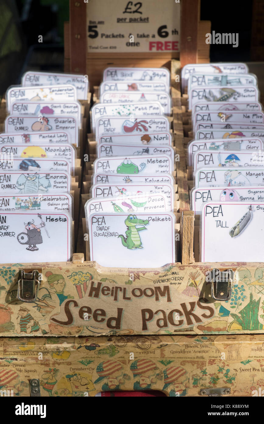 Schachteln von Erbstück Saatgutpackungen zum Verkauf im Herbst RHS Wisley flower show. Surrey, Großbritannien Stockfoto