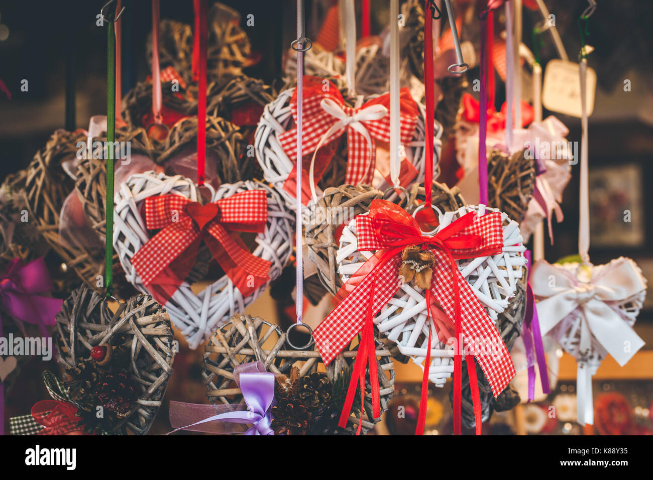 Beleuchtete Weihnachtsmarkt Kiosk mit handgefertigten Weihnachten Dekorationen, mercatino Di Natale in Trient Stockfoto