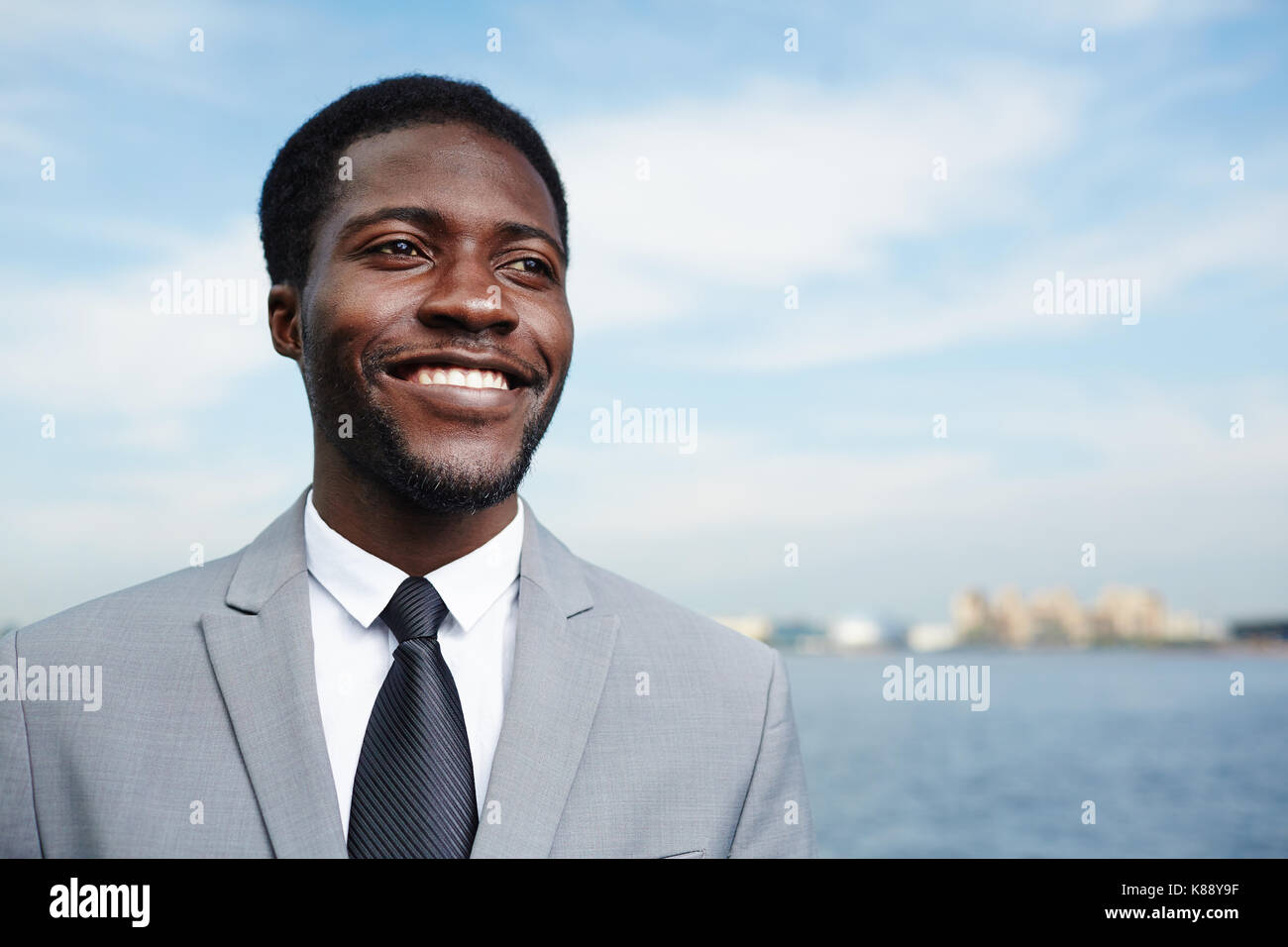 Gut gekleideten lächelnd Geschäftsmann von Afrikanisch-amerikanische Ethnizität Stockfoto