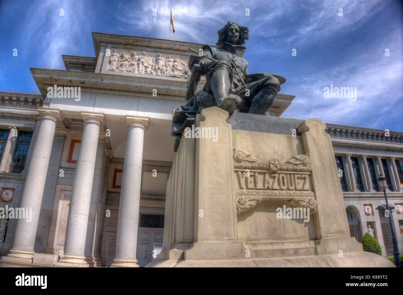MADRID, Spanien - 14. SEPTEMBER 2017: Statue des Malers Diego Velazquez, Arbeit von aniceto Marinas, auf die Hauptfassade des Museo del Prado, Madrid, Sp Stockfoto