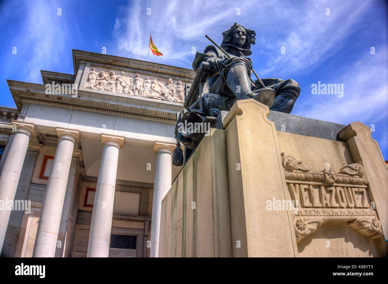 MADRID, Spanien - 14. SEPTEMBER 2017: Statue des Malers Diego Velazquez, Arbeit von aniceto Marinas, auf die Hauptfassade des Museo del Prado, Madrid, Sp Stockfoto