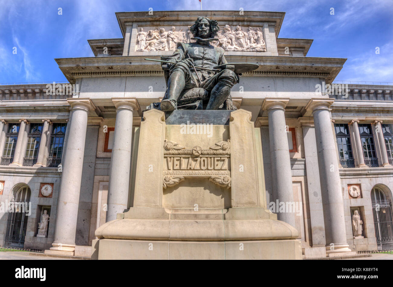 MADRID, Spanien - 14. SEPTEMBER 2017: Statue des Malers Diego Velazquez, Arbeit von aniceto Marinas, auf die Hauptfassade des Museo del Prado, Madrid, Sp Stockfoto