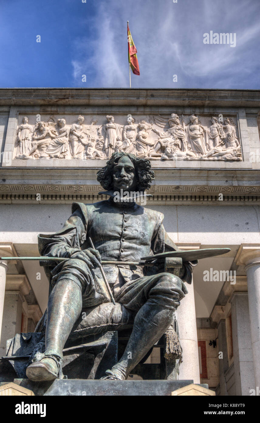 MADRID, Spanien - 14. SEPTEMBER 2017: Statue des Malers Diego Velazquez, Arbeit von aniceto Marinas, auf die Hauptfassade des Museo del Prado, Madrid, Sp Stockfoto