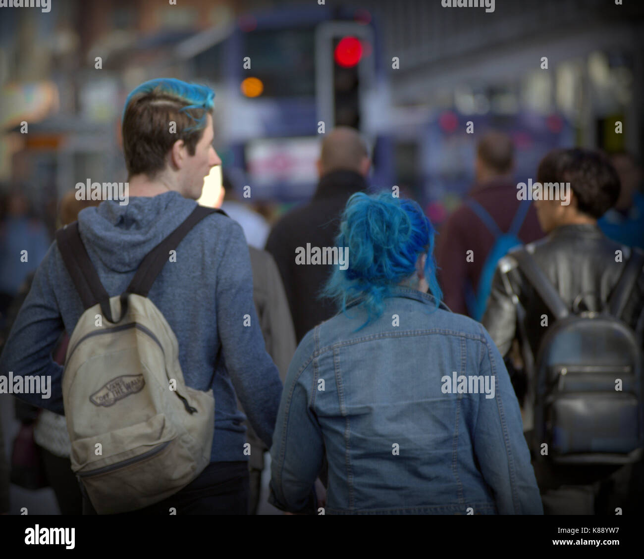 Junges Paar mit blauen Haaren auf der Straße aus gesehen hinter Stockfoto