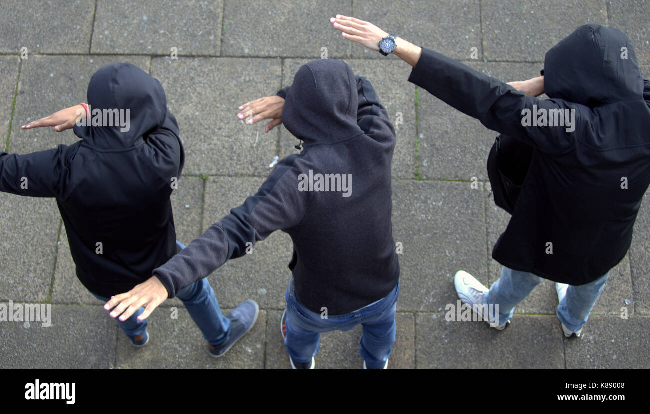 Young Boys von oben Hoodies angesehen Hooded posieren für selfies dabing Stockfoto