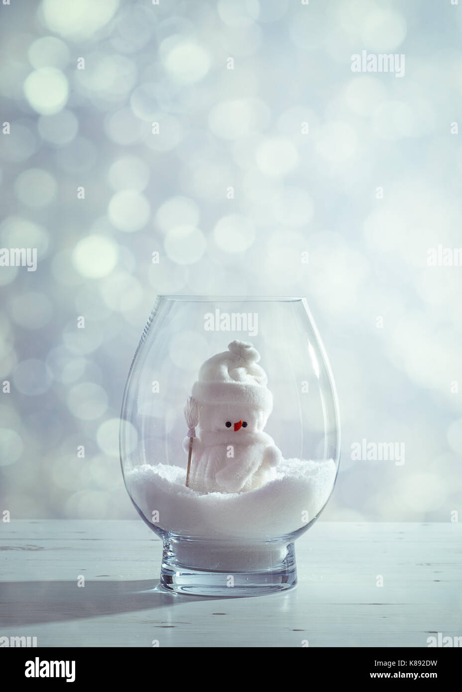 Schneemann in snowglobe mit Schein Hintergrund Stockfoto