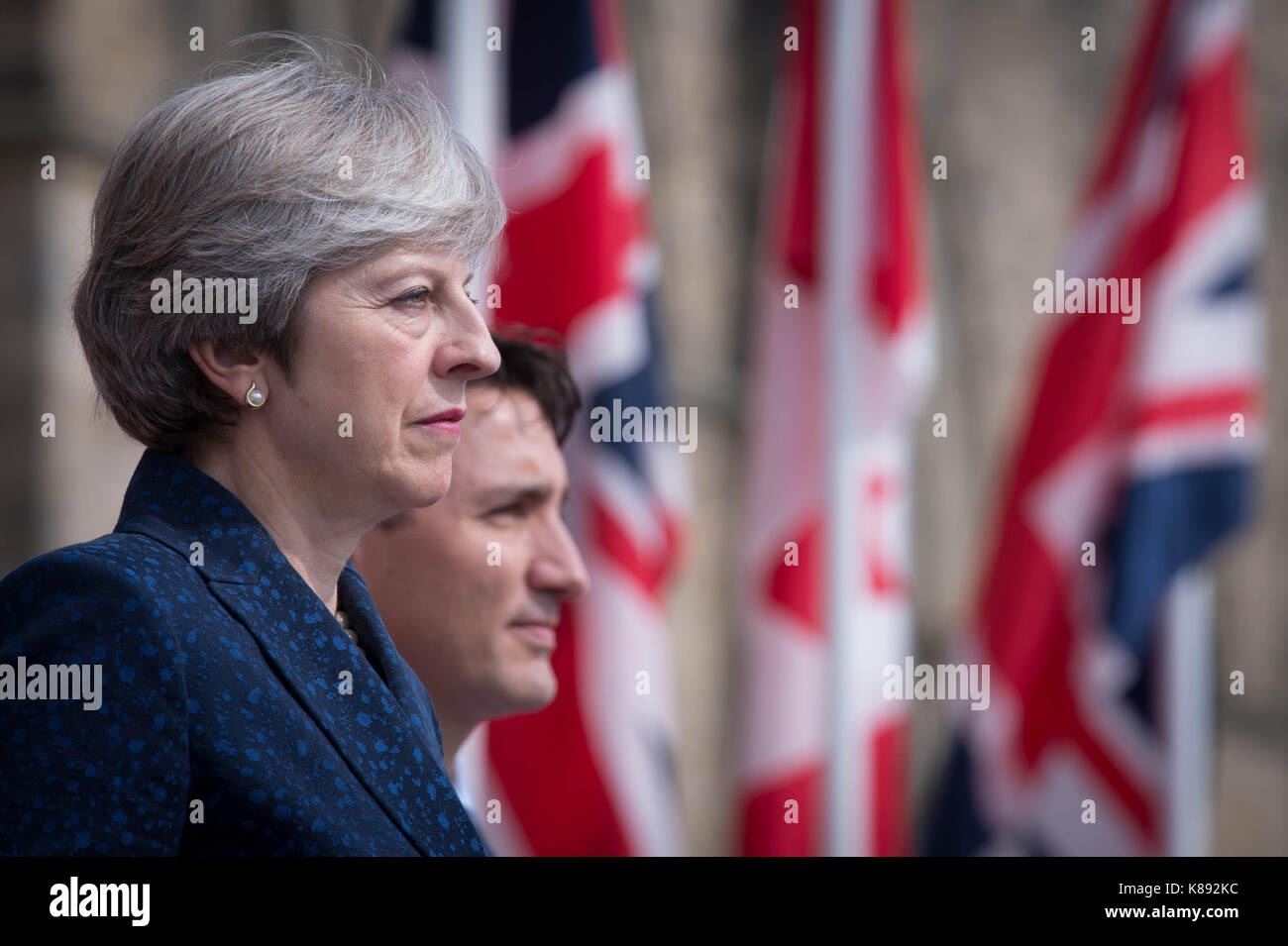 Premierminister Theresa May mit dem kanadischen Premierminister Justin Trudeau an einer Zeremonie auf dem Parliament Hill in Ottawa. Stockfoto