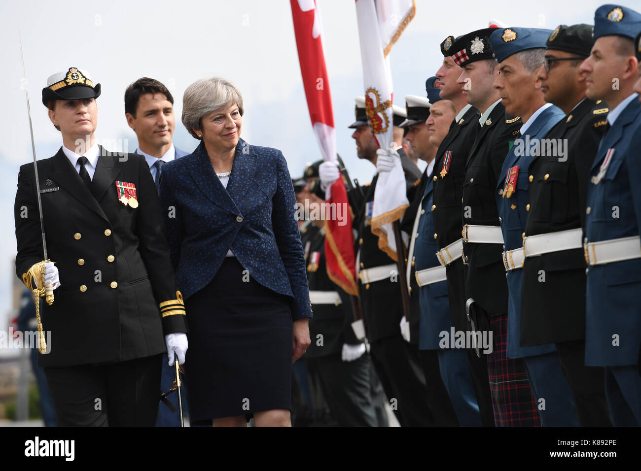 Premierminister Theresa May mit dem kanadischen Premierminister Justin Trudeau an einer Zeremonie auf dem Parliament Hill in Ottawa. Stockfoto