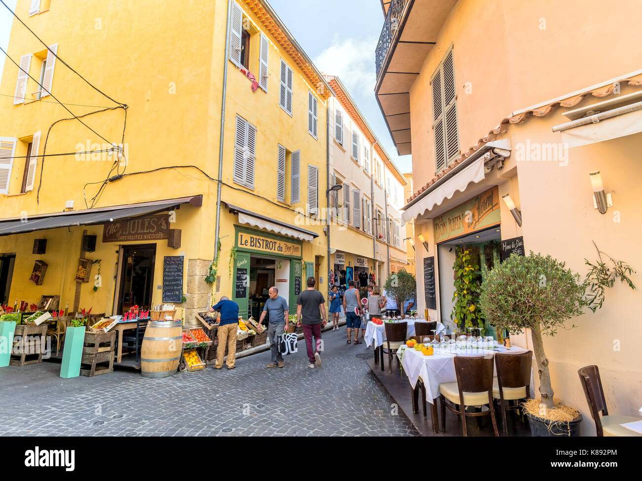 Antibes, Frankreich - 1. Juli 2016: Tagesansicht typische Straße in Antibes, Frankreich. Antibes ist ein beliebter Badeort im Herzen der Cote d ' Azur. Stockfoto