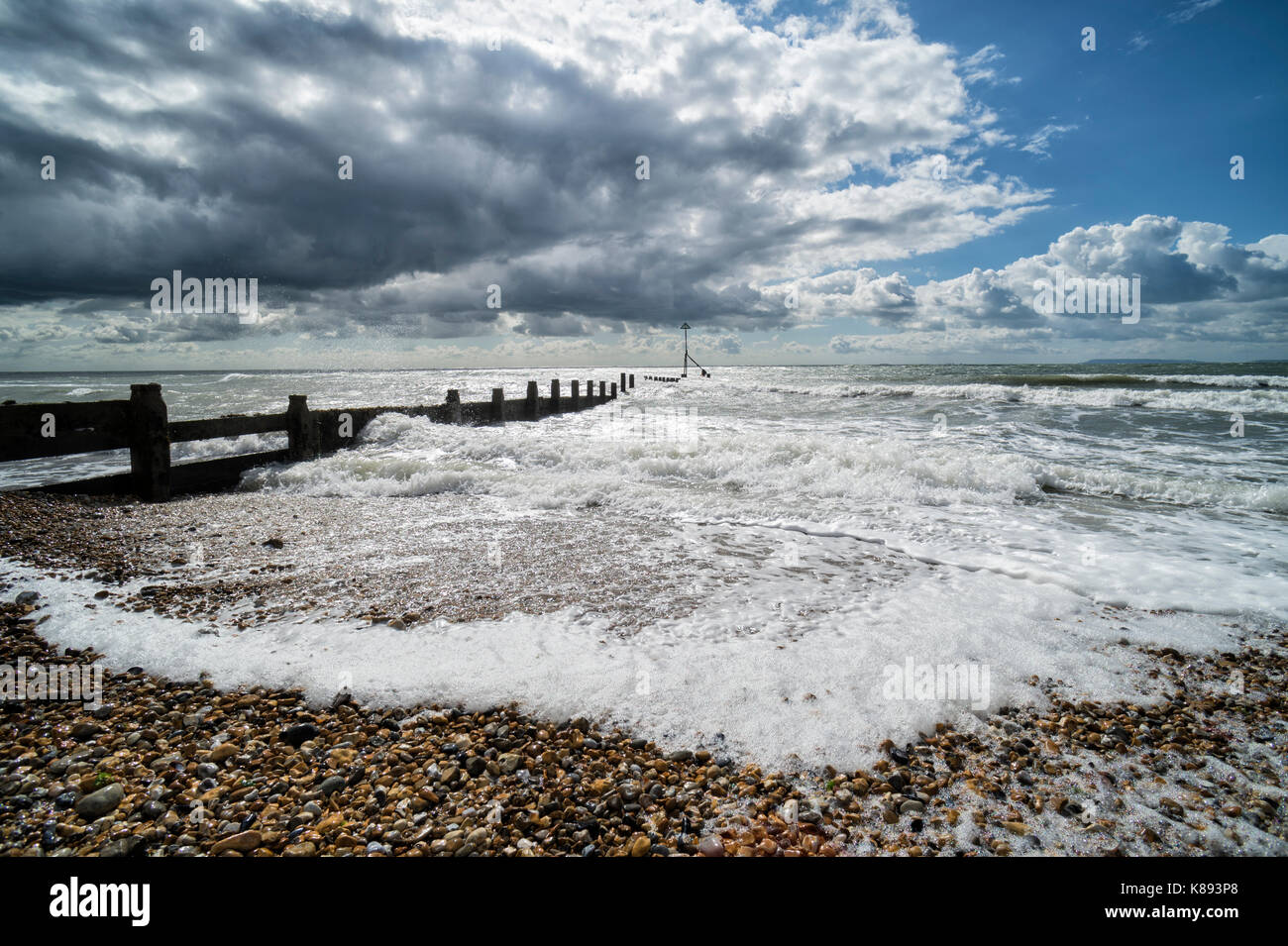 Wellen Cliffs Wellen in einem winkel -Fotos und -Bildmaterial in hoher Auflösung – Alamy