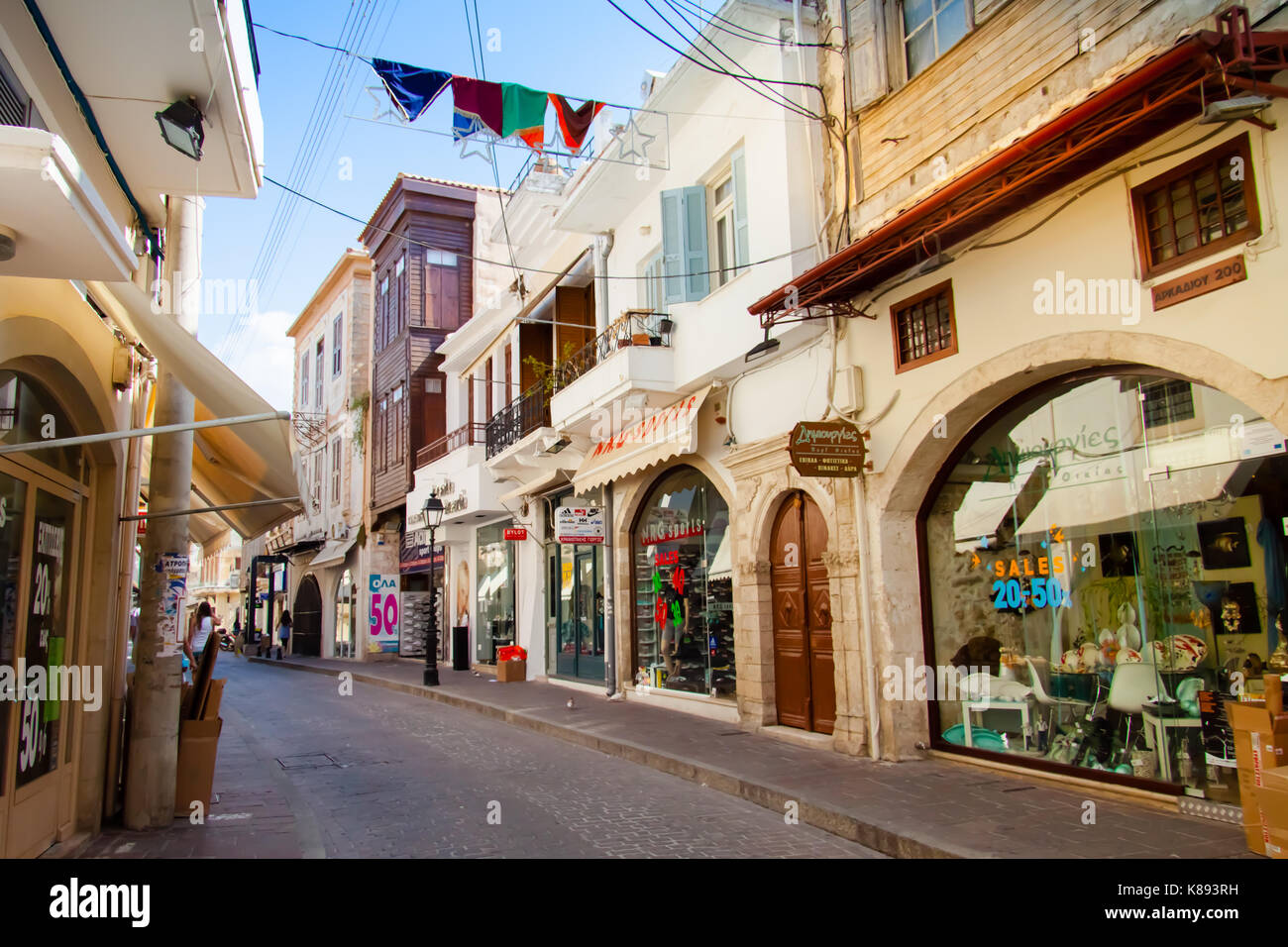 Einkaufsstraße mit bunten Fahnen mit einer Reihe von kleinen Geschäften in der Altstadt von Rethymno eingerichtet. Kreta, Griechenland Stockfoto