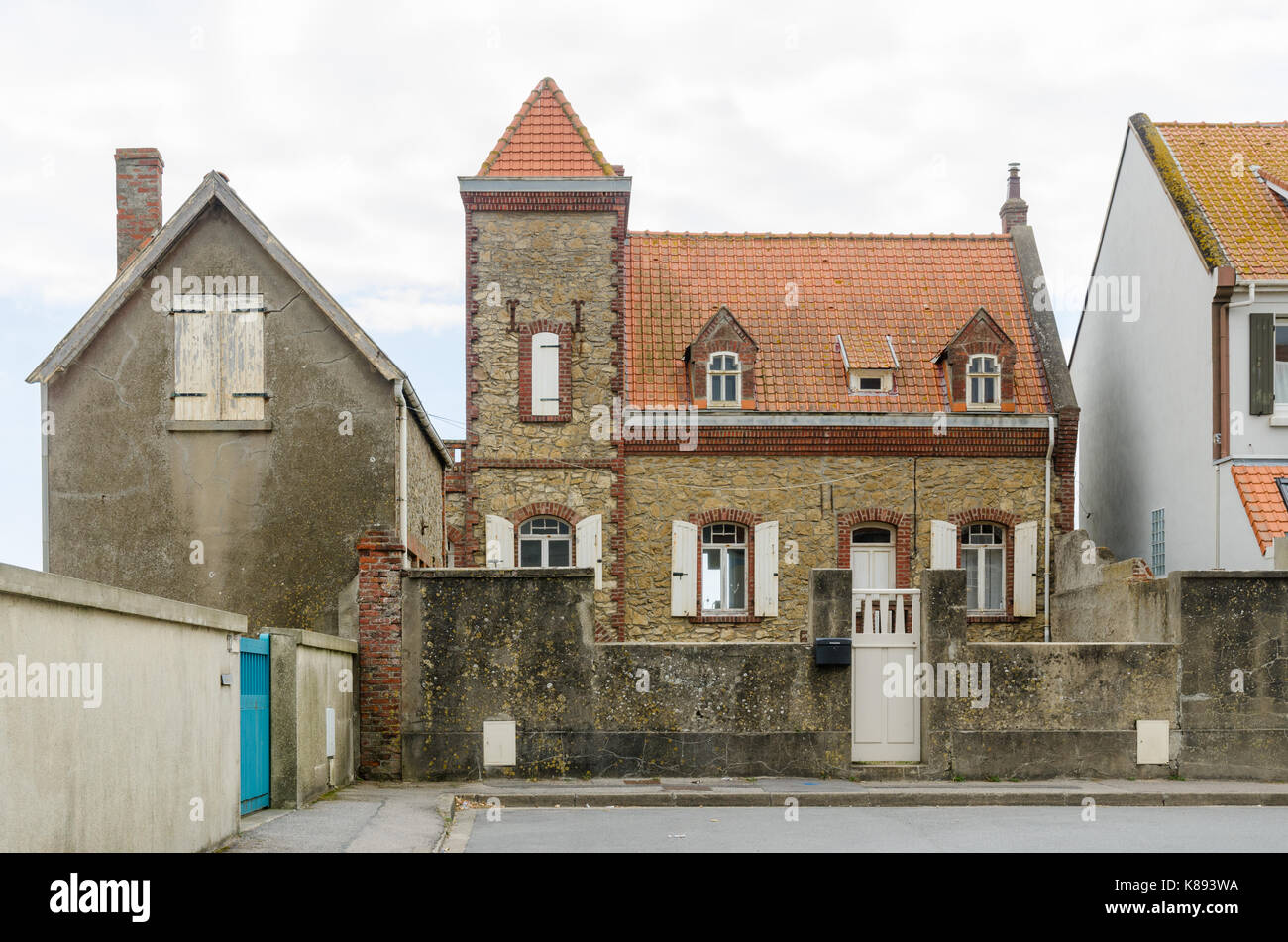 Majestätisches altes Steinhaus im nördlichen Frankreich Dorf von Boulogne-sur-Mer im Pas-de-Calais Stockfoto