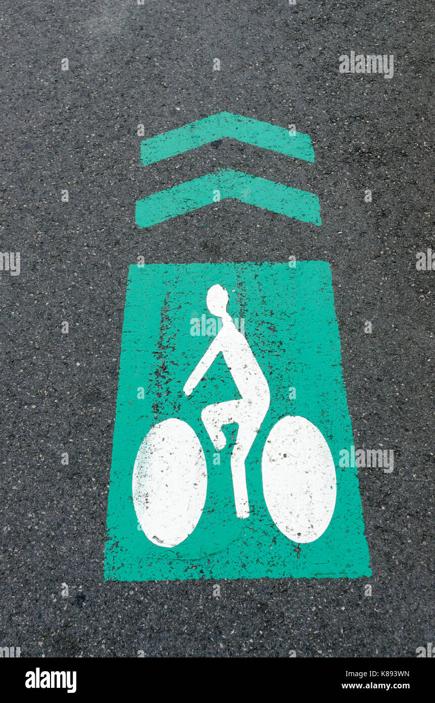 Zeichen gemalt auf Straße zeigen Richtungen für Radfahrer in Frankreich Stockfoto