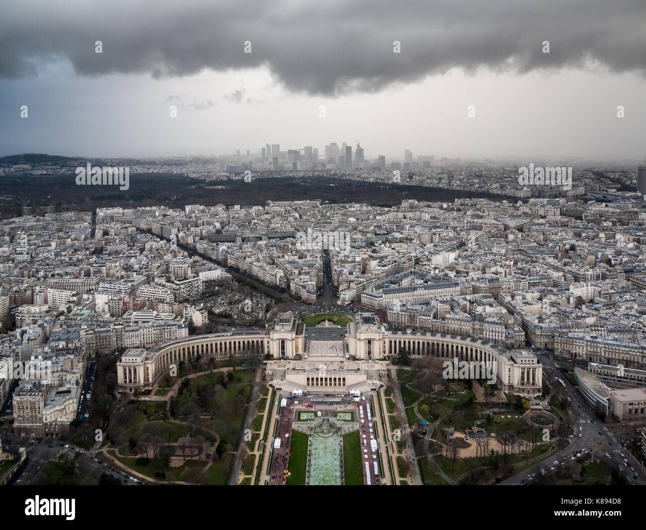 Palais de Chaillot und Trocadéro Gärten von der Oberseite des Eiffelturms auf einer stürmischen Nachmittag in Paris, Frankreich. Stockfoto