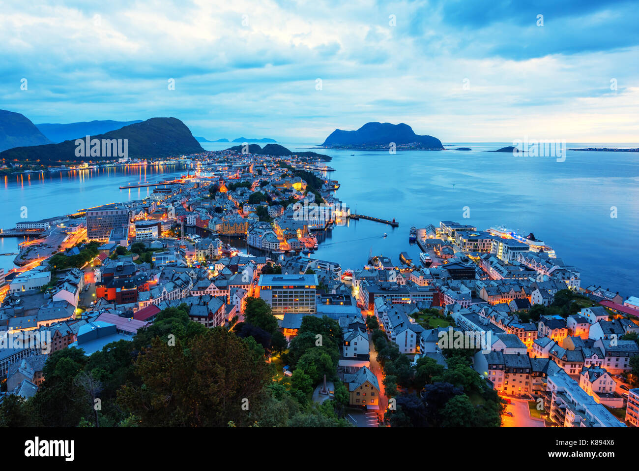 Nacht Szene von Alesund Hafen Stadt an der Westküste von Norwegen. Dort, wo das Meer die Berge treffen Stockfoto