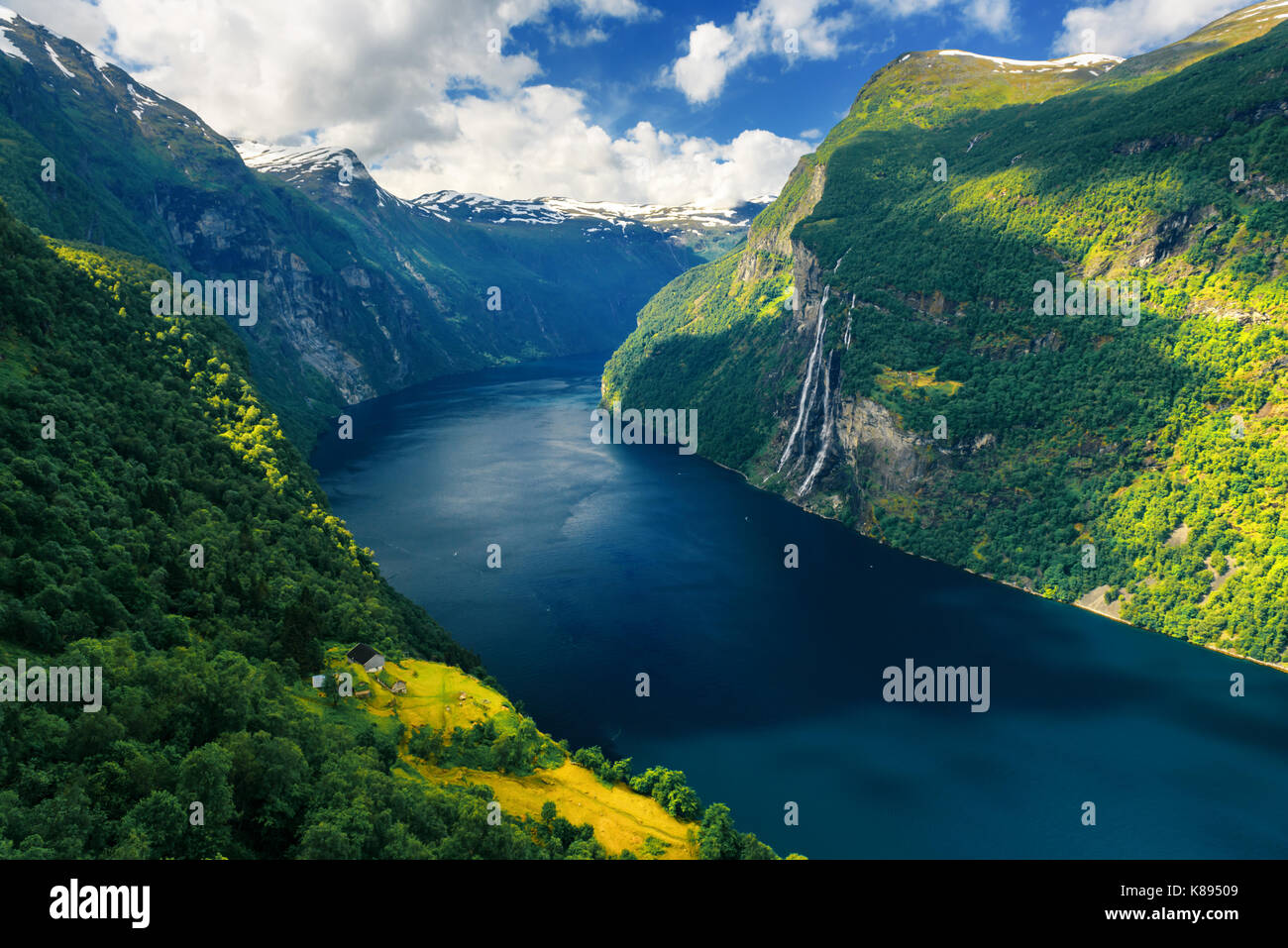 Atemberaubende Aussicht auf sunnylvsfjord Fjord und die berühmten Sieben  Schwestern Wasserfälle, in der Nähe von Geiranger Dorf im Westen von  Norwegen Stockfotografie - Alamy