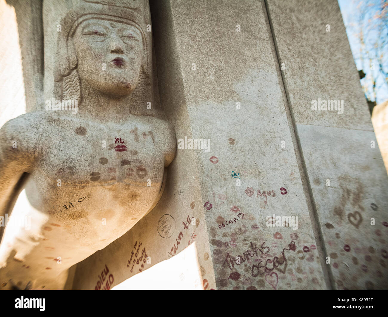 Grab des irischen Schriftstellers Oscar Wilde abgedeckt in mehreren Lippenstift markiert und Küsse von Bewunderern verlassen. Friedhof Père Lachaise in Paris, Frankreich. Stockfoto