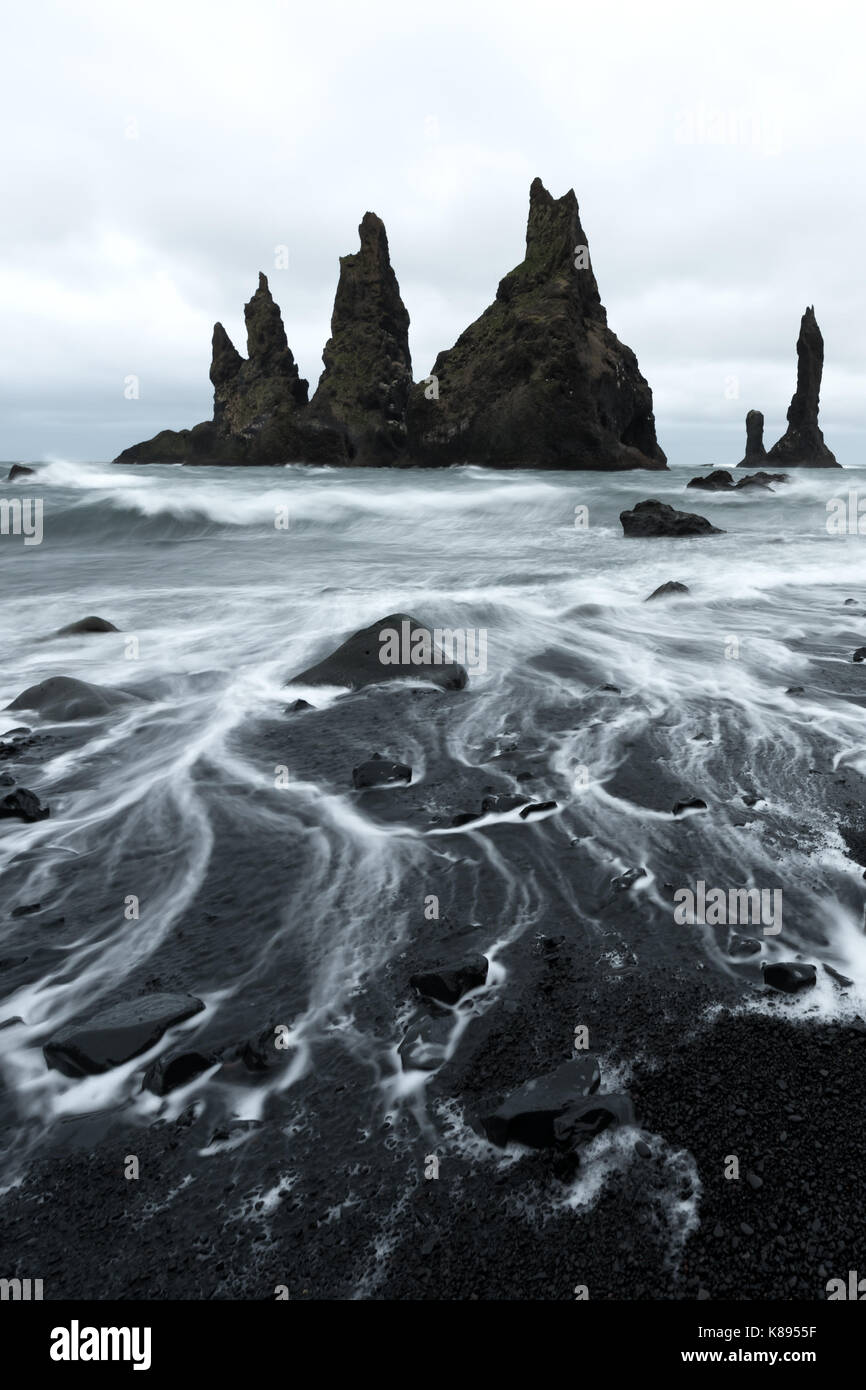 Basalt Felsformationen Troll Zehen am schwarzen Strand. Reynisdrangar, Vik, Island Stockfoto