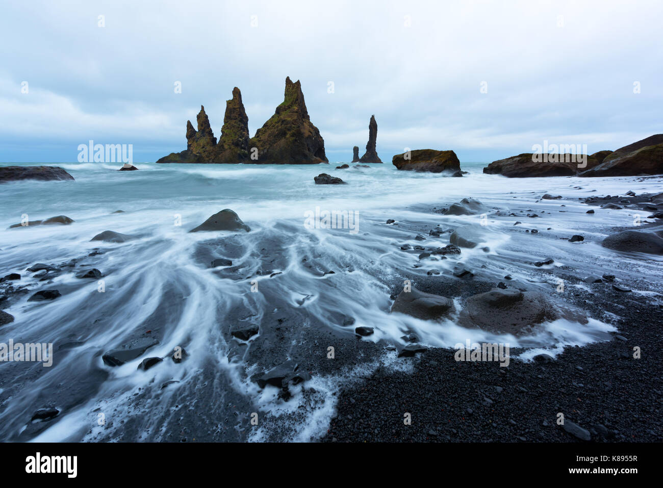 Basalt Felsformationen Troll Zehen am schwarzen Strand. Reynisdrangar, Vik, Island Stockfoto