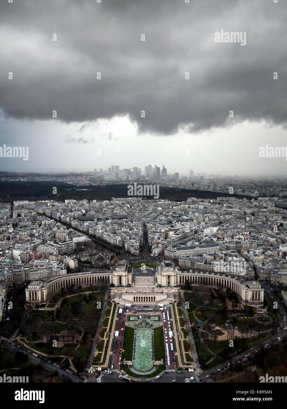 Palais de Chaillot und Trocadéro Gärten von der Oberseite des Eiffelturms auf einer stürmischen Nachmittag in Paris, Frankreich. Stockfoto