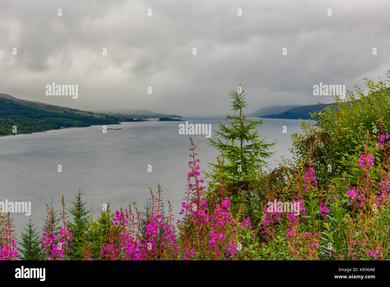 Malerischer Blick auf die schottische Natur in der Nähe der Brücke zur Insel Skye. Stockfoto