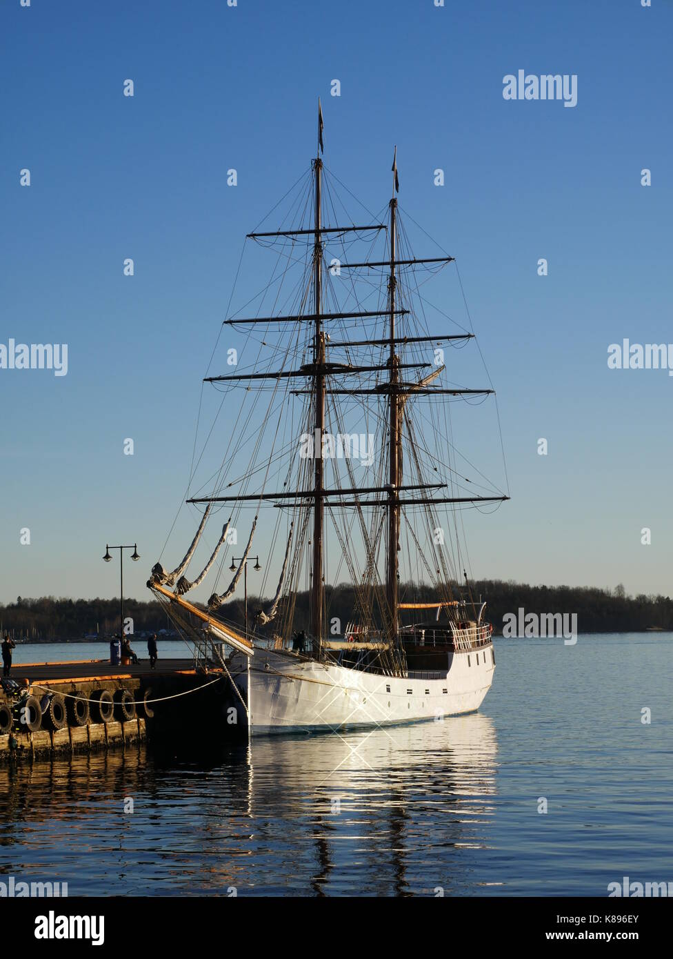 Tall Ship s/v Legende an der Anlegestelle auf einen angenehmen Abend in Oslo, Norwegen Stockfoto