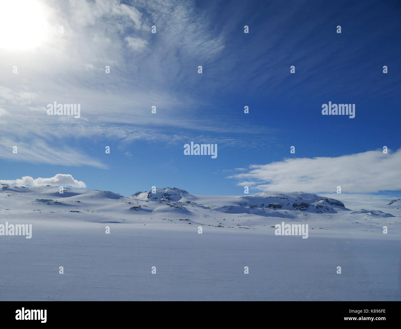 Tief unberührter Schnee auf einem Bergplataeu. Ein Blick von einer der schönsten Bahnfahrten der Welt: Von Oslo nach Bergen (Norwegen) Stockfoto