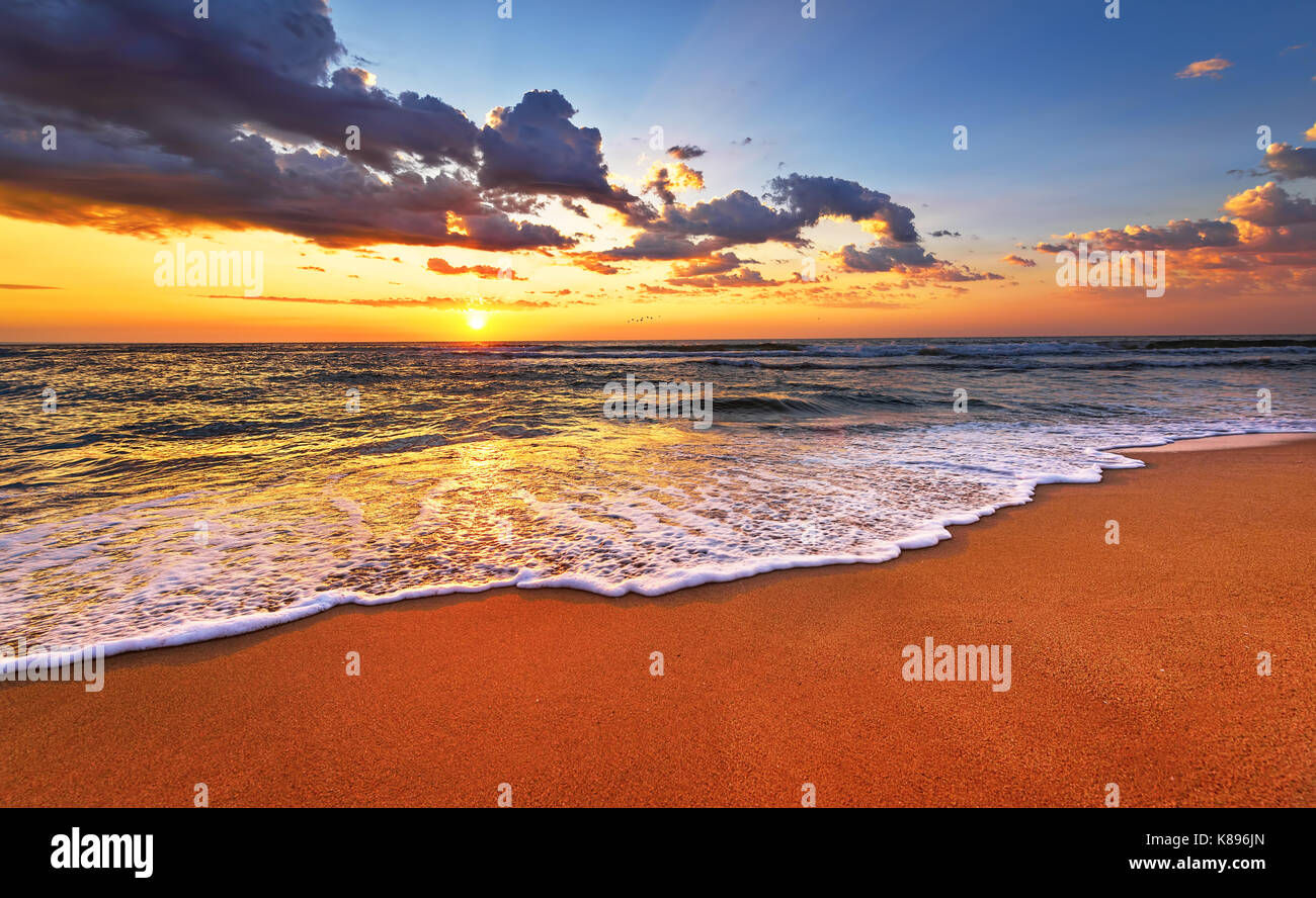 Schönen tropischen Sonnenaufgang am Strand. Stockfoto