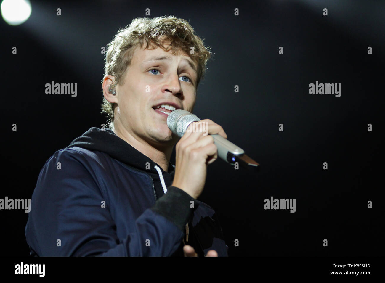 Giessen Deutschland September 2017 Tim Bendzko Deutscher Singer Songwriter Open Air Konzert Seiner Immer Noch Mensch Tour Im Giessener Kultursommer 2017 Kloster Schiffenberg Giessen Deutschland Quelle Christian Lademann Stockfotografie Alamy