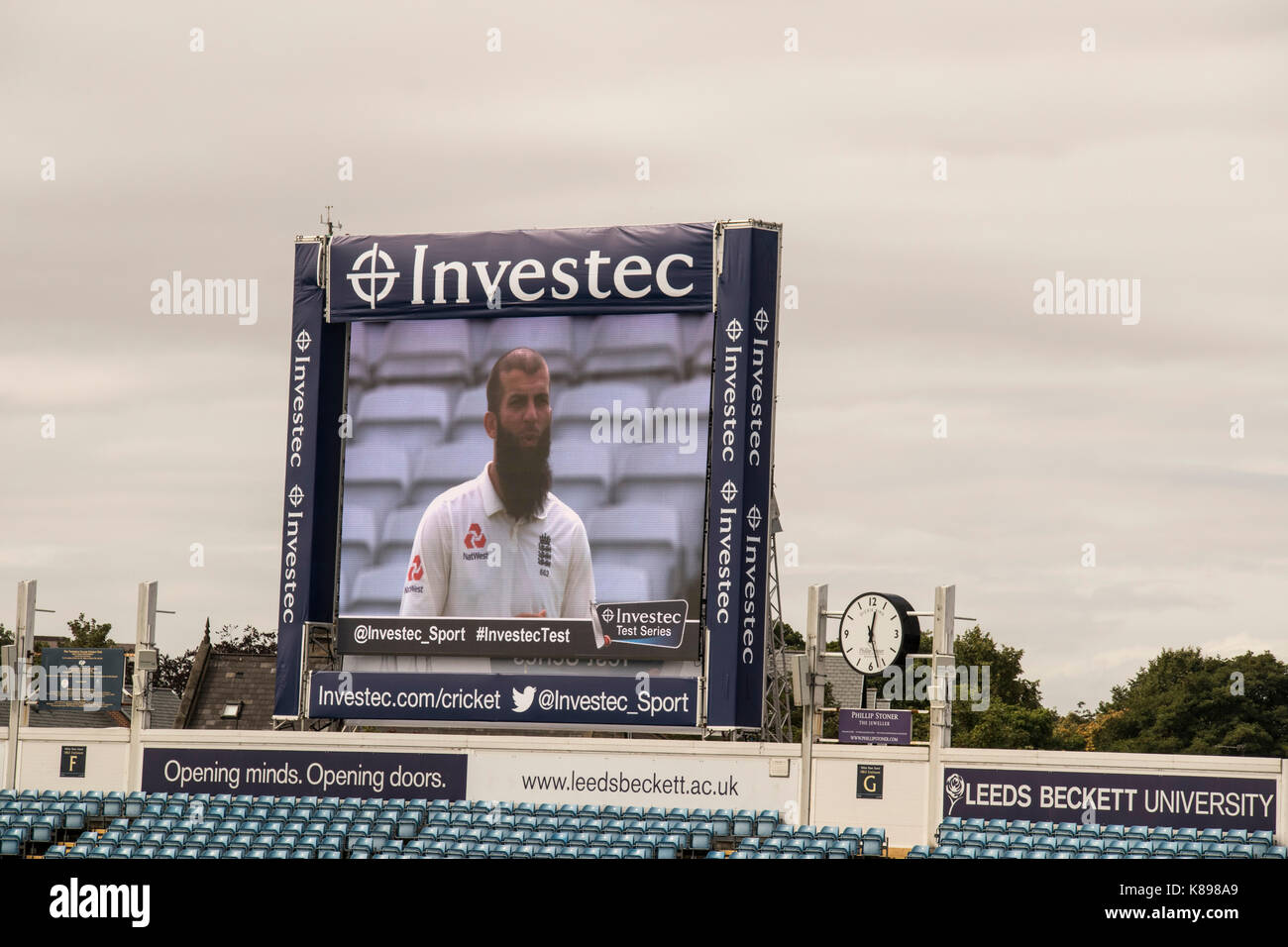 Die elektronische Video replay Board bei Headingley Cricket Ground, Leeds, England Spieler Moeen Ali und Investec - die Sponsoren. Stockfoto