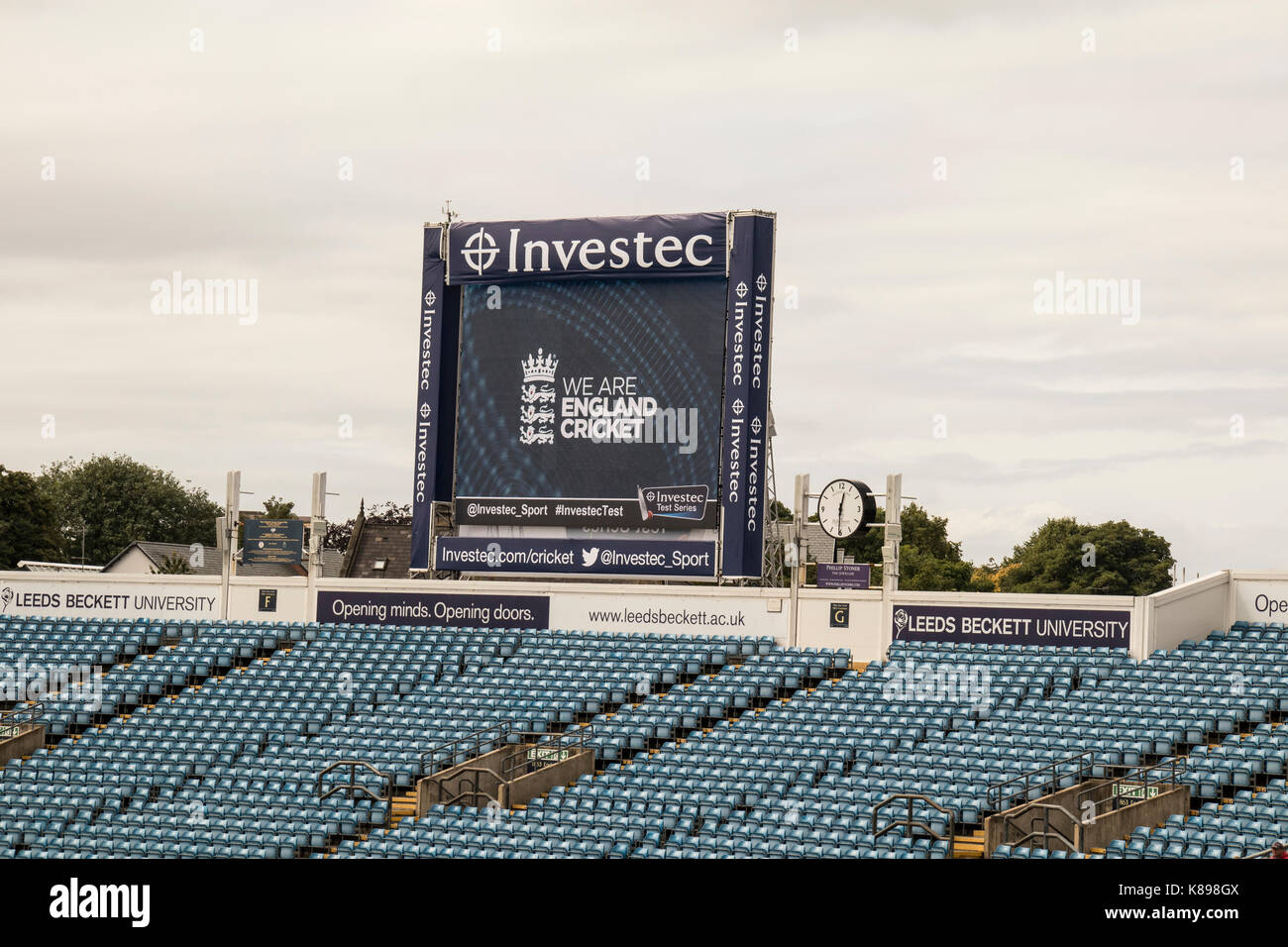 Die elektronische Video replay Board bei Headingley Cricket Ground, Leeds, Anzeigen Werbung Bilder und Investec - die Sponsoren. Stockfoto