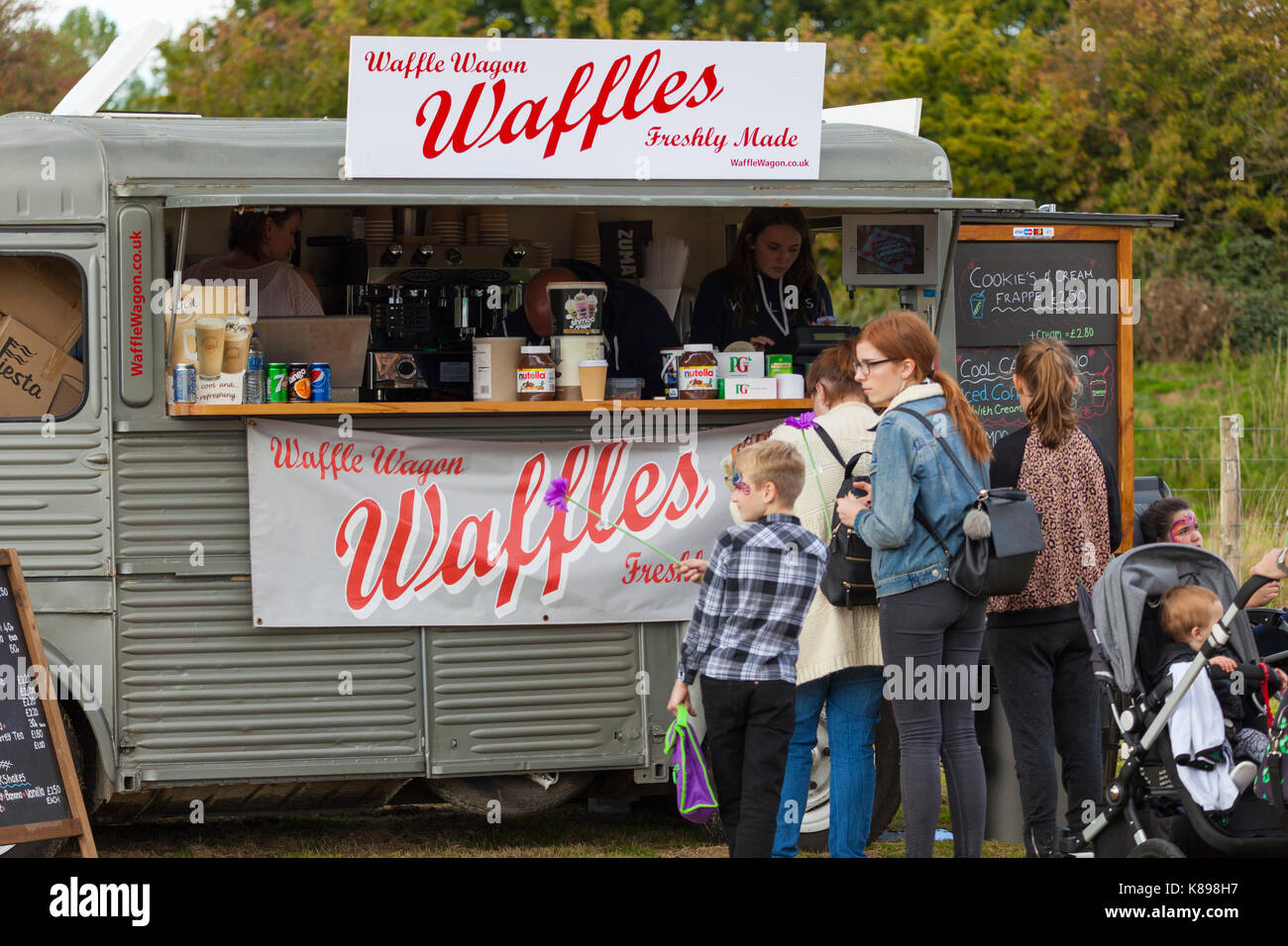 Waffel Street Food vendor und Warteschlangen von Menschen, die Stockfoto