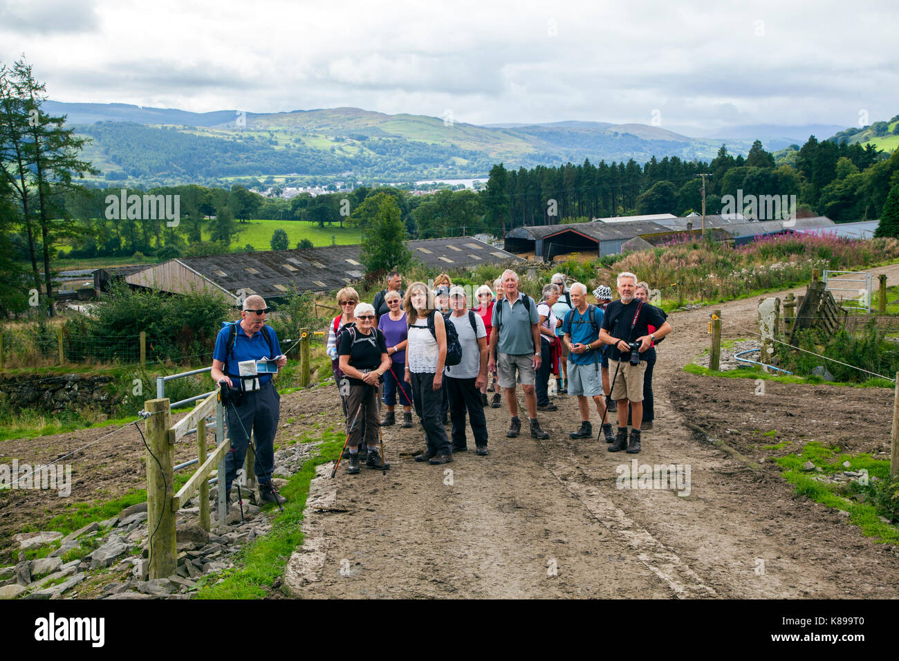 Wandern Gruppe versammeln sich vor dem Start auf einem Spaziergang zu Moel Emoel oben Bala Lake im Norden von Wales Stockfoto