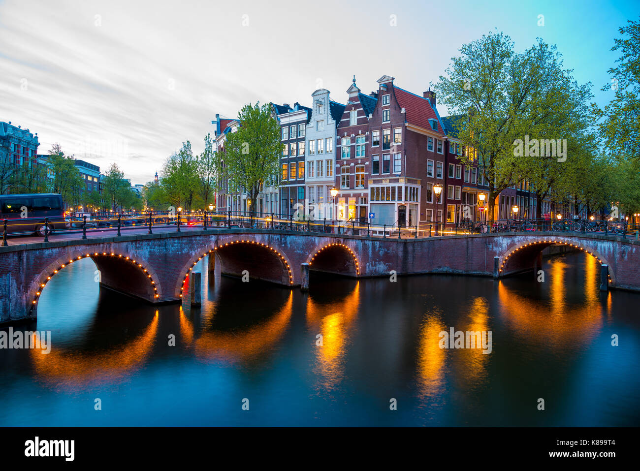 Canal Kreuzung an der Keizersgracht, Amsterdam, Niederlande Stockfoto
