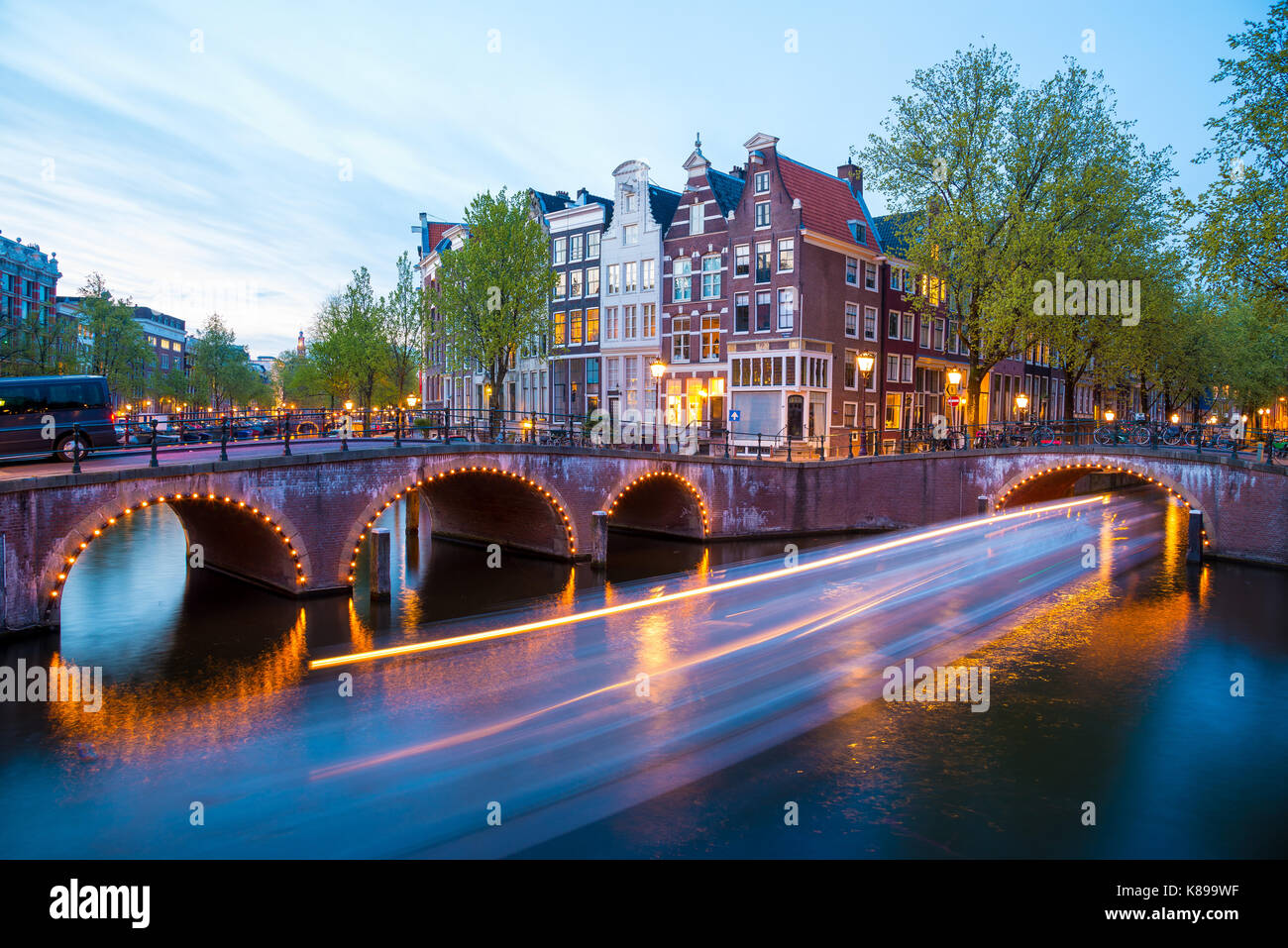 Amsterdam Canal und Light Trails eines Schiffes, Niederlande Stockfoto