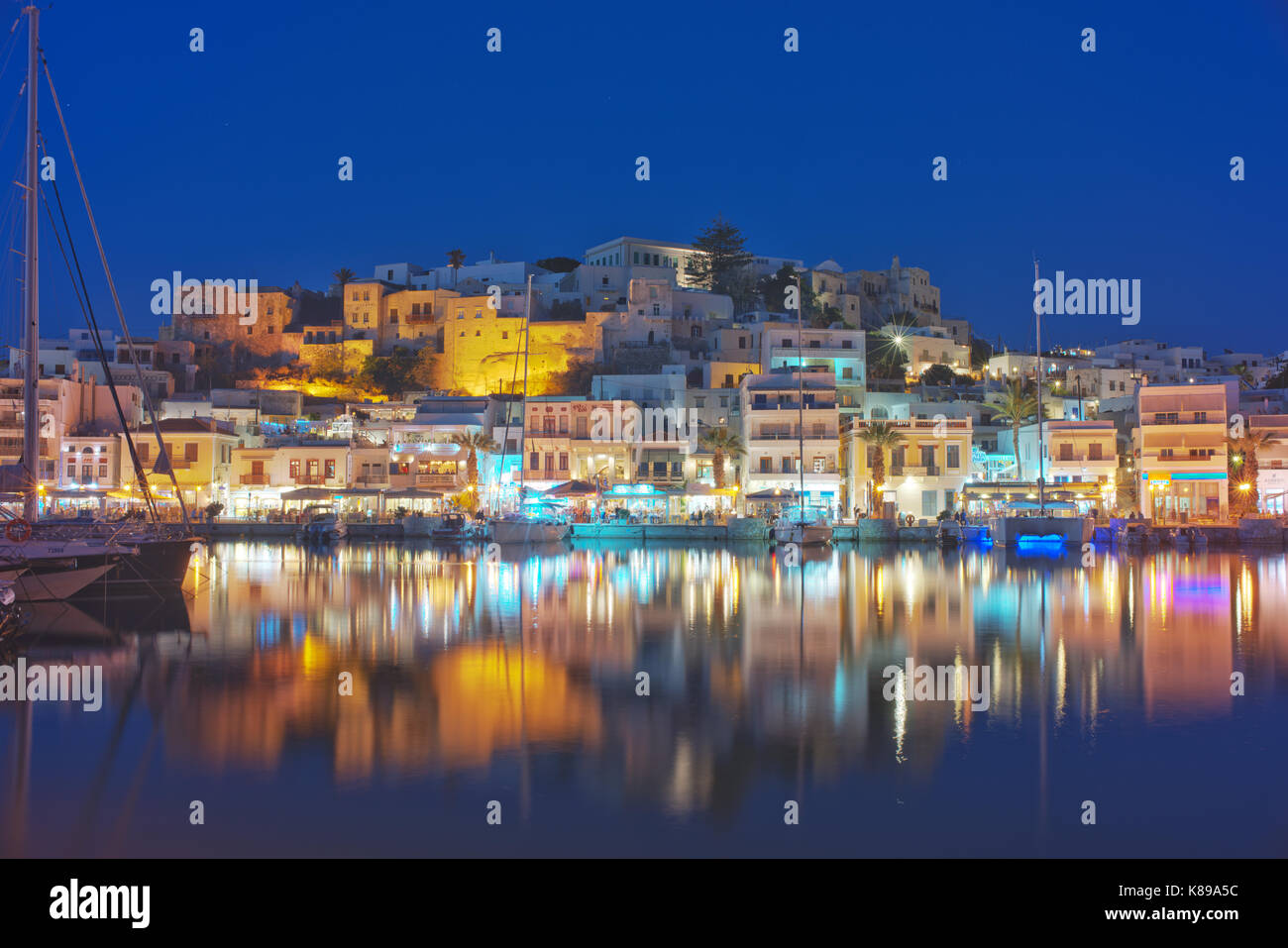 Chora, oder Naxos Stadt, ist die größte Stadt auf der Insel Naxos. Es verfügt über einen mittelalterlichen Altstadt auf dem Hügel mit Blick auf den Hafen. Stockfoto