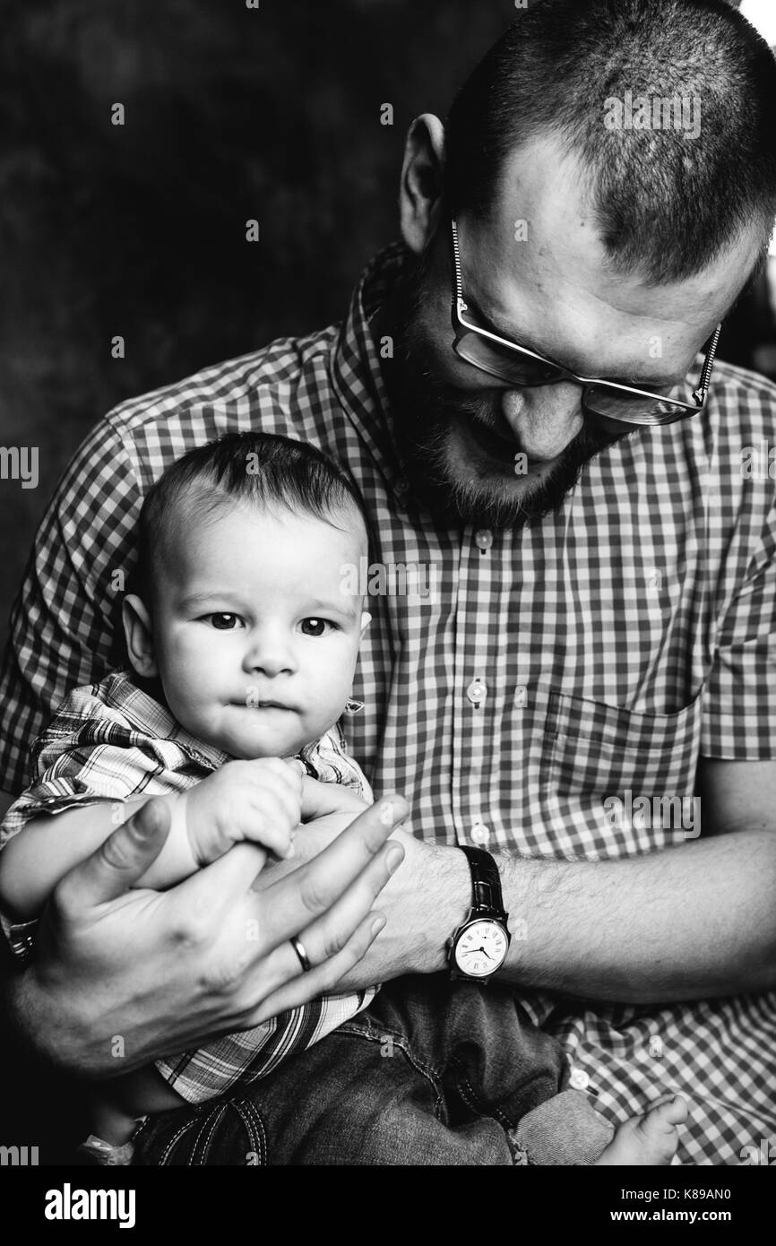 Gerne Vater mit seinem Sohn studio Portrait Stockfoto