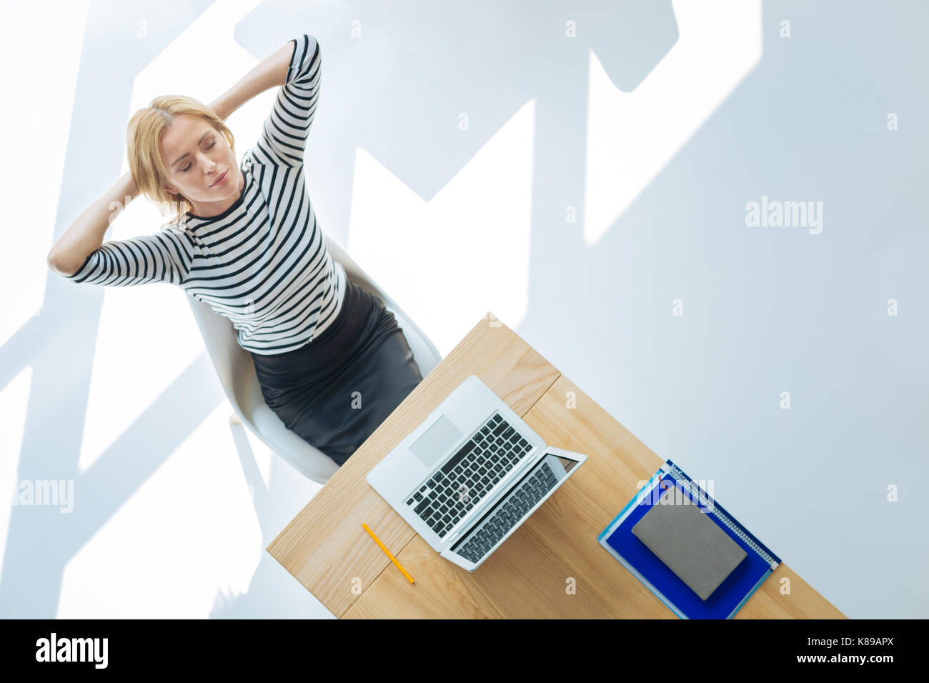 Angenehme ruhige Frau, die ihre Augen schließen Stockfoto