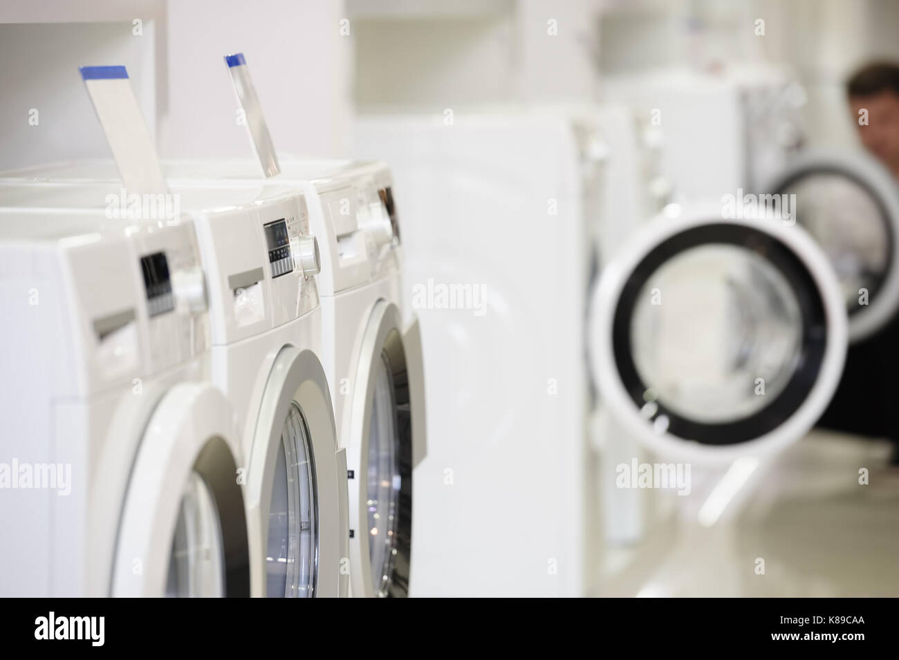 Waschmaschinen im Gerät speichern und Defokussierten Käufer Stockfoto