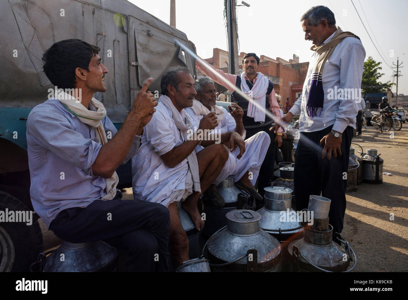 JAIPUR, INDIEN - ca. November 2016: Milch Verkäufer in den Straßen von Jaipur. Stockfoto