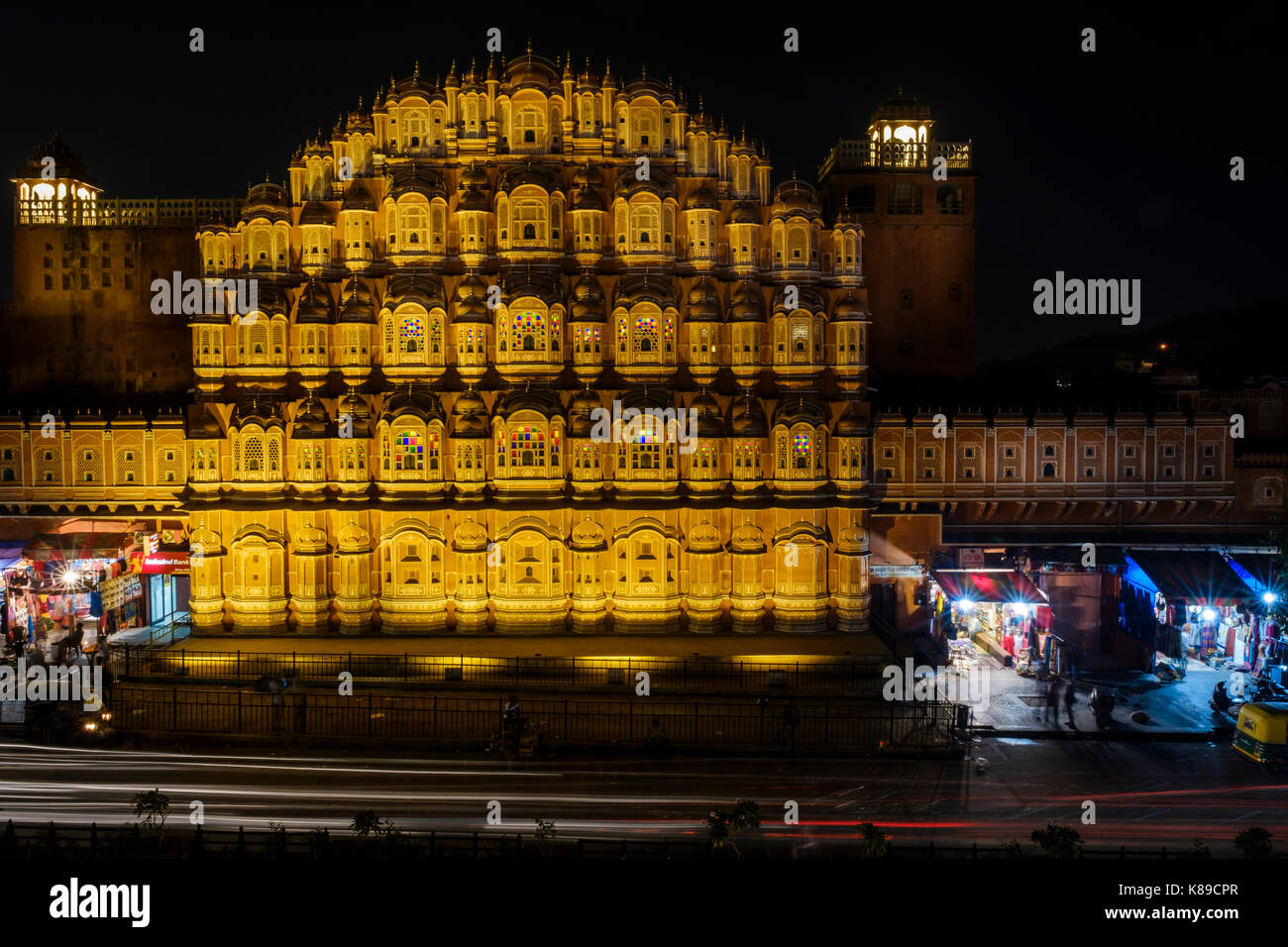 JAIPUR, INDIEN - ca. November 2016: Hawa Mahal auch als der Palast der Winde, Jaipur, der Rosafarbenen Stadt bei Nacht bekannt. Der Palast ist ein sehr beliebtes Tor Stockfoto